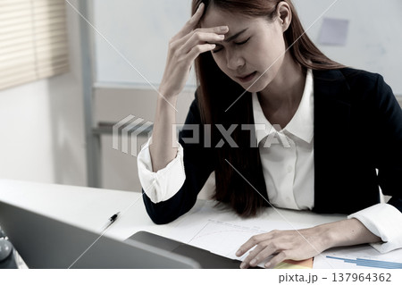young asian businesswoman Stressing thoughts on work 137964362
