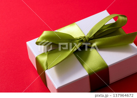 シンプルなリボンの付いたプレゼント箱 137964672