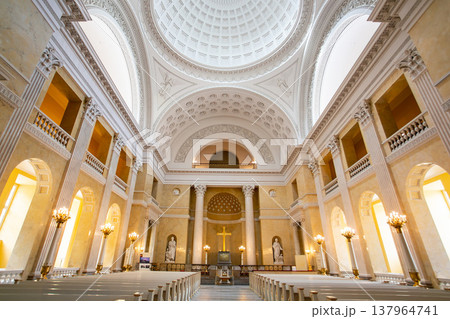 クリスチャンスボー城　荘厳な教会内部とドーム天井 137964741