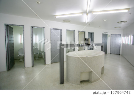 現代的なトイレ空間と洗面設備 現代的なトイレ空間と洗面設備 137964742