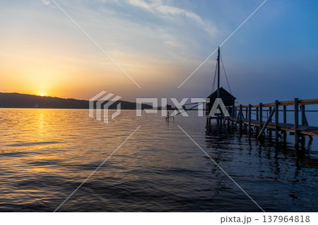 桟橋の先に四手網漁の観察小屋が浮かぶ東郷湖と夕陽の風景 桟橋の先に四手網漁の観察小屋が浮かぶ東郷湖と夕陽の風景 137964818