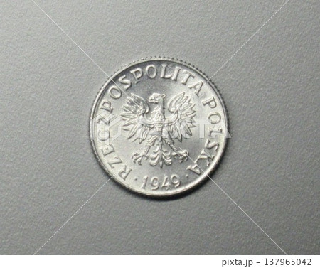 ポーランドで第二次世界大戦直後の1949年に発行された1グロシュ硬貨 ポーランドで第二次世界大戦直後の1949年に発行された1グロシュ硬貨 137965042