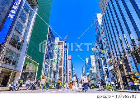 日本の東京都市景観3月21日。インバウンド続く…外国人観光客らで賑わう銀座のホコ天。親子連れの姿も 日本の東京都市景観3月21日。インバウンド続く…外国人観光客らで賑わう銀座のホコ天。親子連れの姿も 137965205