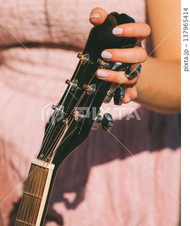 Girl with guitar 137965414