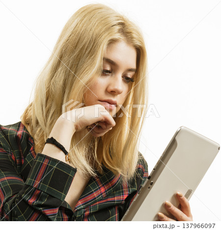 Young woman using tablet 137966097