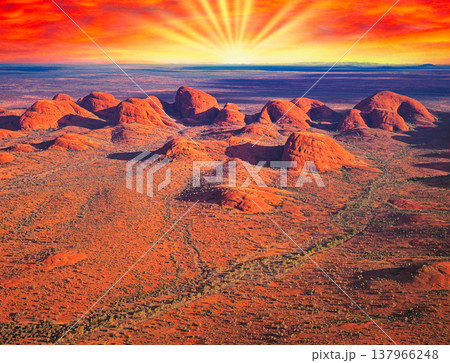 マウント・オルガの山並み空撮写真 137966248