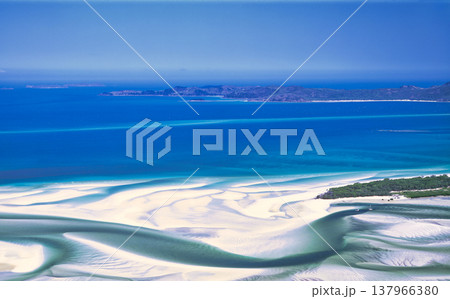 ホワイトヘブンビーチの美しい砂州の景観 ホワイトヘブンビーチの美しい砂州の景観 137966380