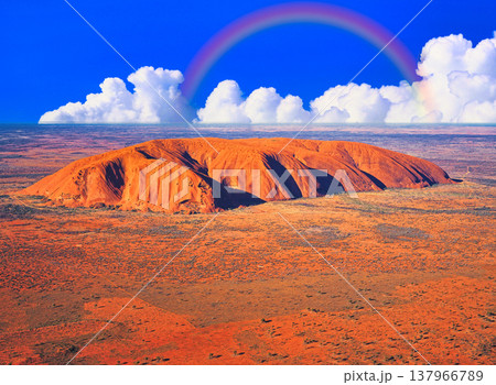 世界一大きい一枚岩・エアーズロック空撮 137966789