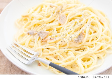 おいしいクリームソースのパスタ おいしいクリームソースのパスタ 137967374