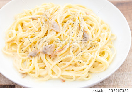 おいしいクリームソースのパスタ 137967380