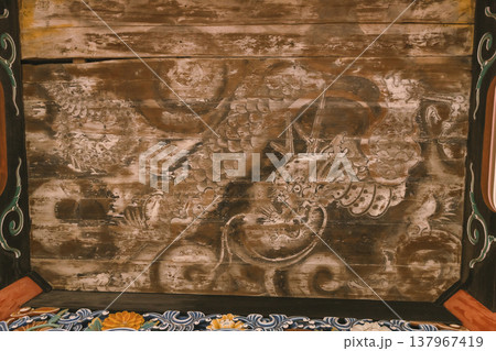 日本の寺院に描かれた龍の天井画 伝統的な装飾美と文化 日本の寺院に描かれた龍の天井画 伝統的な装飾美と文化 137967419