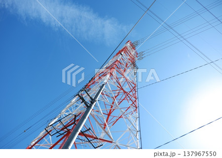 突き抜ける青空と赤白鉄塔 太陽光が差し込む広角カット 突き抜ける青空と赤白鉄塔 太陽光が差し込む広角カット 137967550