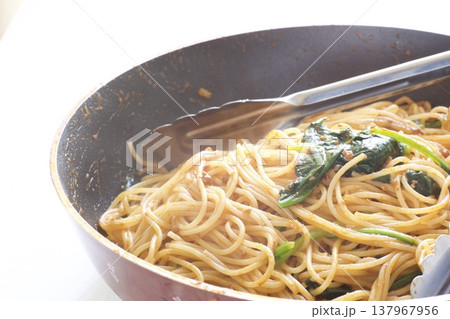 ほうれん草とひき肉のトマトソースパスタ 137967956
