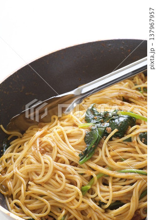 ほうれん草とひき肉のトマトソースパスタ 137967957