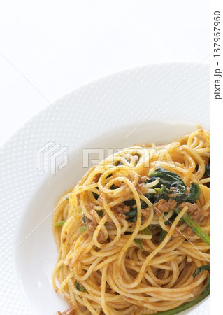 ほうれん草とひき肉のトマトソースパスタ ほうれん草とひき肉のトマトソースパスタ 137967960