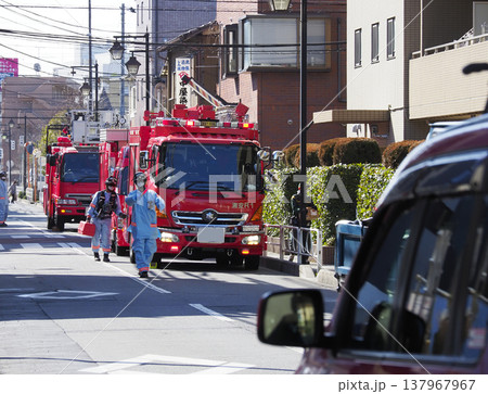 緊急車両が集まった道路 137967967