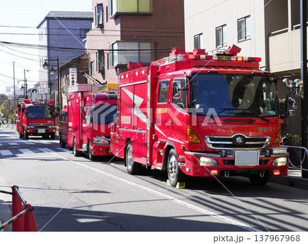 緊急車両が集まった道路 137967968