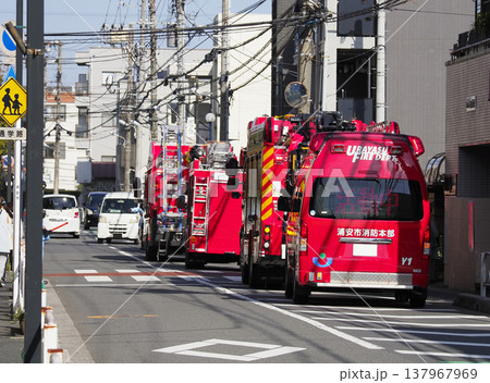 緊急車両が集まった道路 緊急車両が集まった道路 137967969