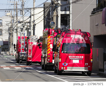 緊急車両が集まった道路 緊急車両が集まった道路 137967971