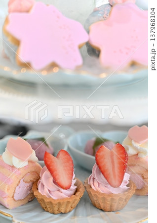 新鮮で美味しい美しいピンク色の苺ケーキ 137968104