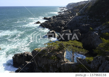 岩礁に打ち寄せる波 137968138