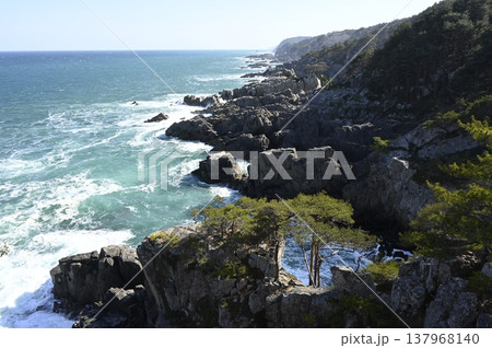 岩礁に打ち寄せる波 137968140