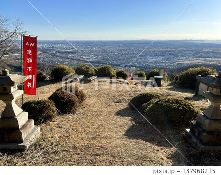 神奈川県伊勢原市にある聖峰（ひじりみね）山頂の様子 137968215