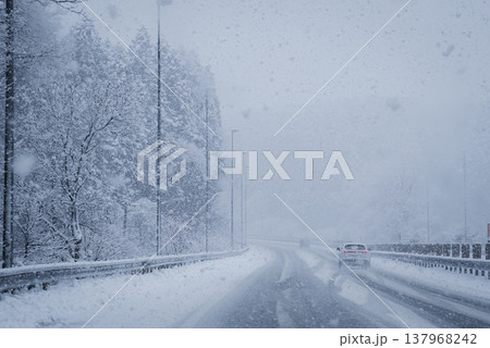 大雪の朝、雪道を行く 大雪の朝、雪道を行く 137968242