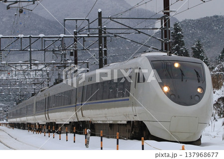 雪の中 北陸本線を走る特急電車 雪の中 北陸本線を走る特急電車 137968677