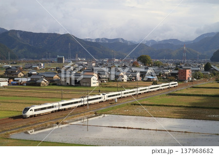 田園風景の中を走る北陸本線の特急電車 137968682