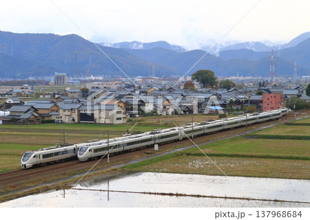 田園風景の中を走る北陸本線の特急電車 137968684