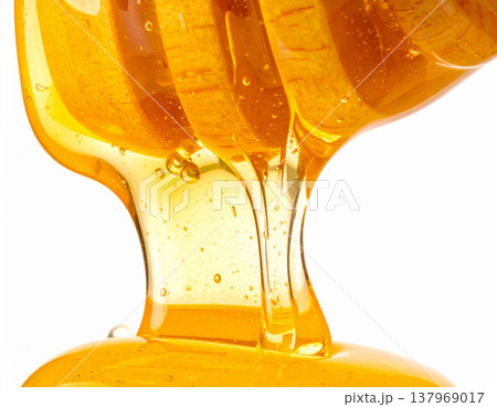 黄金色に輝く濃厚なハチミツ　Rich, golden-colored honey 137969017