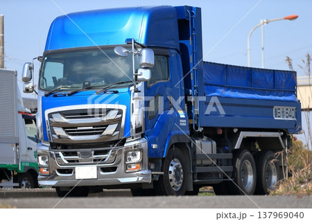 ダンプトラック 137969040