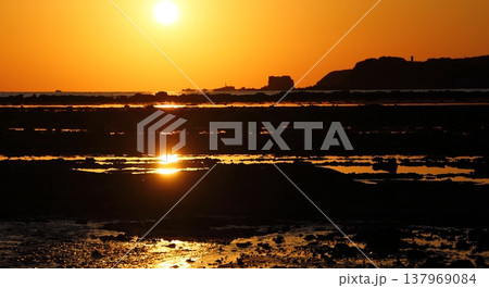 赤く染まる落日の鵜ノ崎海岸 137969084