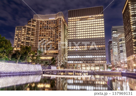 東京都、皇居外苑の和田倉濠の夜景 137969131
