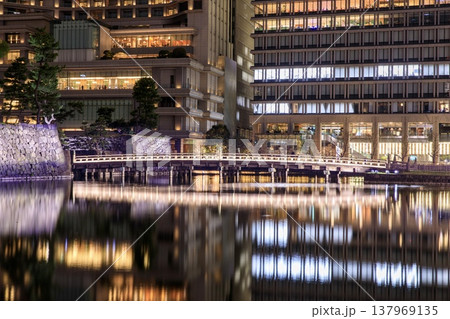 東京都、皇居外苑の和田倉濠の夜景 137969135