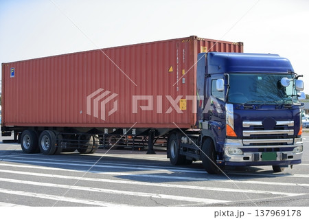トレーラートラック 137969178