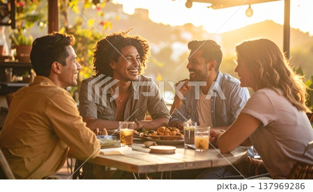 温かい光の中で会話を楽しむ友人たちの食事ライフスタイル 137969286