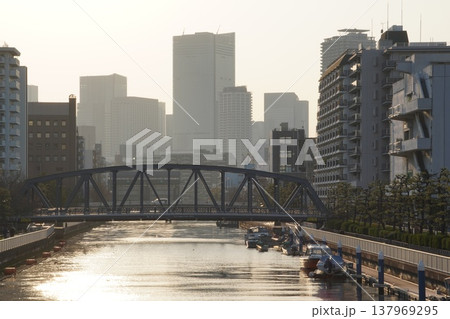 夕方に日本橋方面を東深川橋から見る 夕方に日本橋方面を東深川橋から見る 137969295