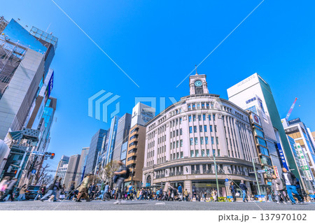 日本の東京都市景観3月21日。インバウンド続く…外国人観光客らで賑わう銀座。青信号＝ホコ天実施日 137970102