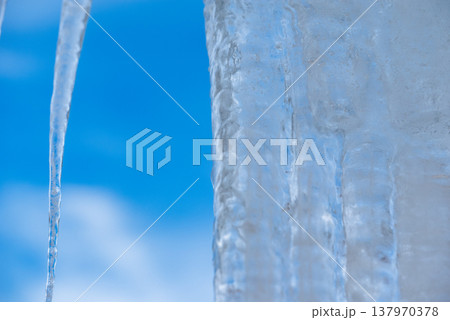 青空と軒先の氷柱 青空と軒先の氷柱 137970378