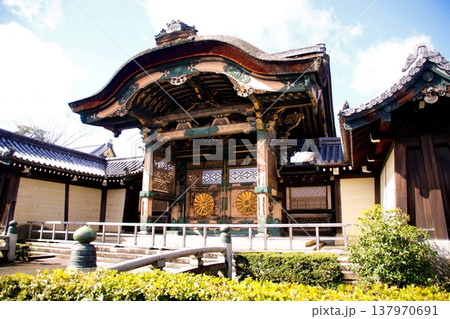 京都府　東本願寺・菊の門／勅使門（国登録有形文化財） 京都市 下京区 常葉町　2022年2月 137970691