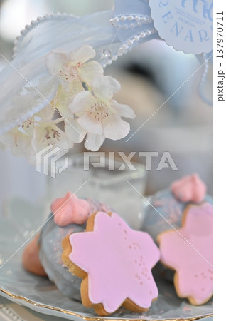 美味しそうなピンクの桜の形の洋菓子 美味しそうなピンクの桜の形の洋菓子 137970711