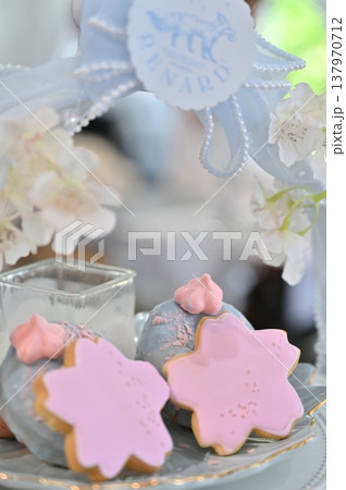 美味しそうなピンクの桜の形の洋菓子 137970712