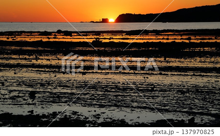 落日に赤く染まる鬼の洗濯岩海岸 137970825