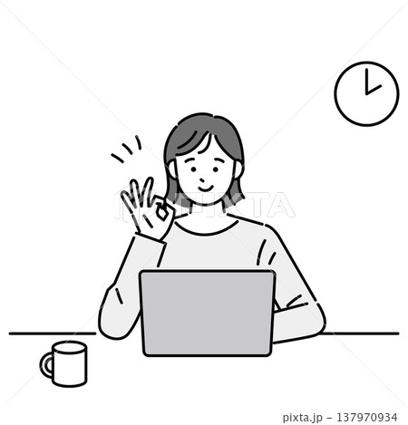 パソコン作業をしながらOKサインをする笑顔の女性 137970934