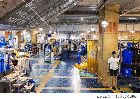 アメリカ　UCLA　キャンパス内のグッズショップ 137970996