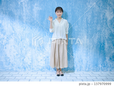 カメラ目線で笑顔の60代女性 137970999