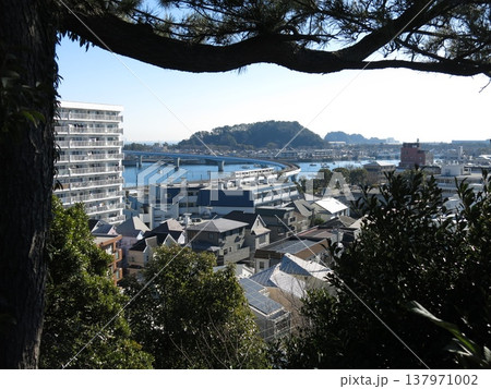 横浜市金沢区の金龍院にある九覧亭跡からの眺め（平潟湾・野島・金沢シーサイドライン） 137971002