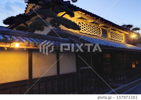 重要伝統的建造物群保存地区 竹原の夜景　Traditional Street at Dusk in  137971381